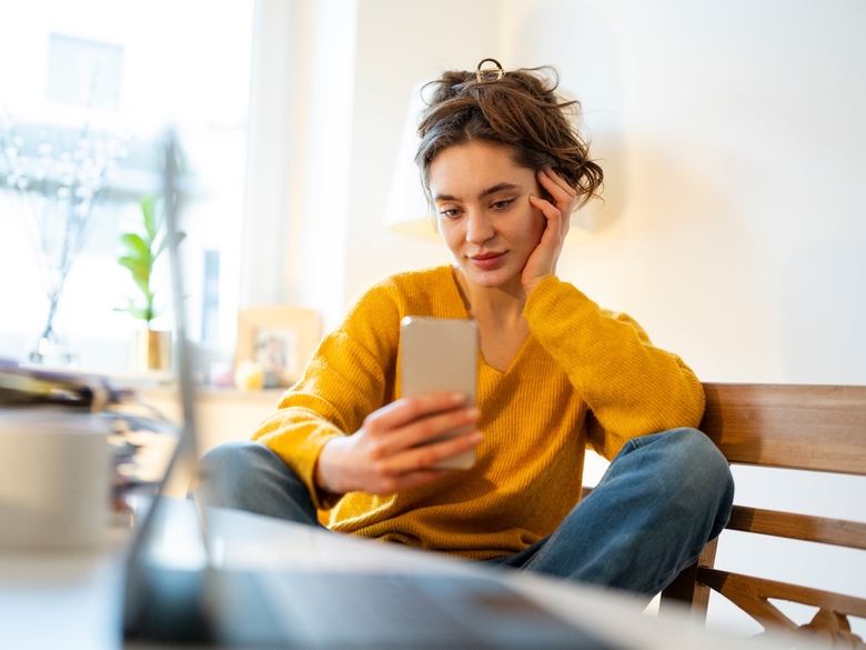 Женщины обращаются к ИИ чаще мужчин: самая популярная нейросеть в России — DeepSeek