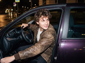 Мужчина за рулём автомобиля