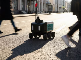 Яндекс масштабирует рободоставку: после 1 млн заказов сервис появится ещё в пяти городах