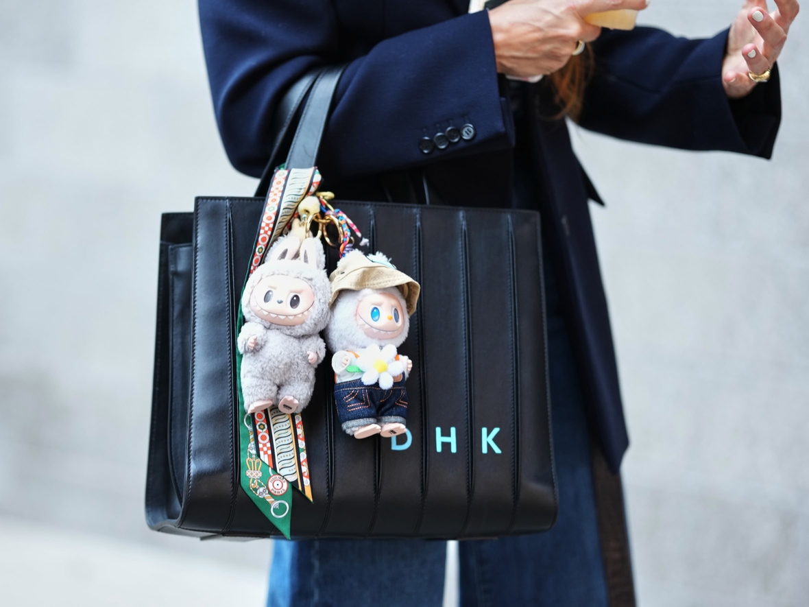 Популярность Labubu падает вместе с котировками: акции Pop Mart за день упали на 5,5% — и почти на 40% с августа