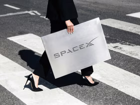 Женщина на каблуках переходит дорогу с металлической пластиной SpaceXAI в руке