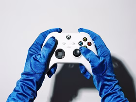 Геймпад Xbox Series в руках
