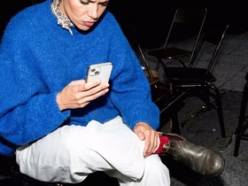 Девушка держит в руках iPhone