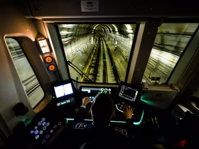 Рабочие профессии вышли в лидеры по зарплатам: дальнобойщикам предлагают 205 тыс. ₽, операторам станка — 201 тыс. ₽