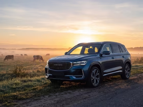 Автомобиль VOLGA K50 на обочине