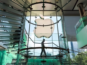 Логотип Apple в офисном здании