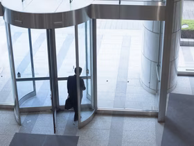 В руководстве Meta* масштабные перестановки: сразу два топа покидают компанию — один из них после 17 лет работы