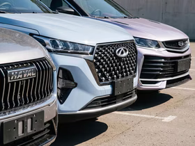 Автомобили Haval, Chery и Geely стоят в ряд