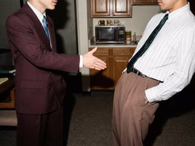 Один мужчина протягивает руку в знак привествия, другой отказываются её пожимать и держит руки в карманах