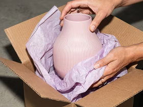 Ваза в обёрточной бумаге и в коробке