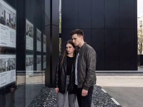 Парень с девушкой смотрят на референсы планировки квартир