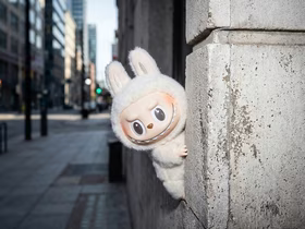 Лабубу выглядывает из-за стены