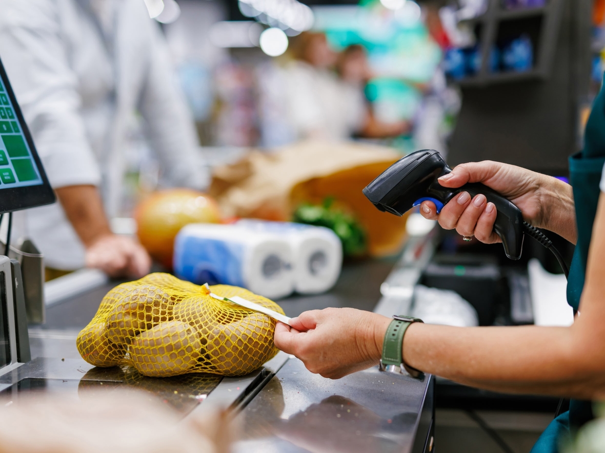 Вакансий кассиров стало больше на 16%: в сфере дефицит кадров — бизнес смотрит в сторону касс самообслуживания