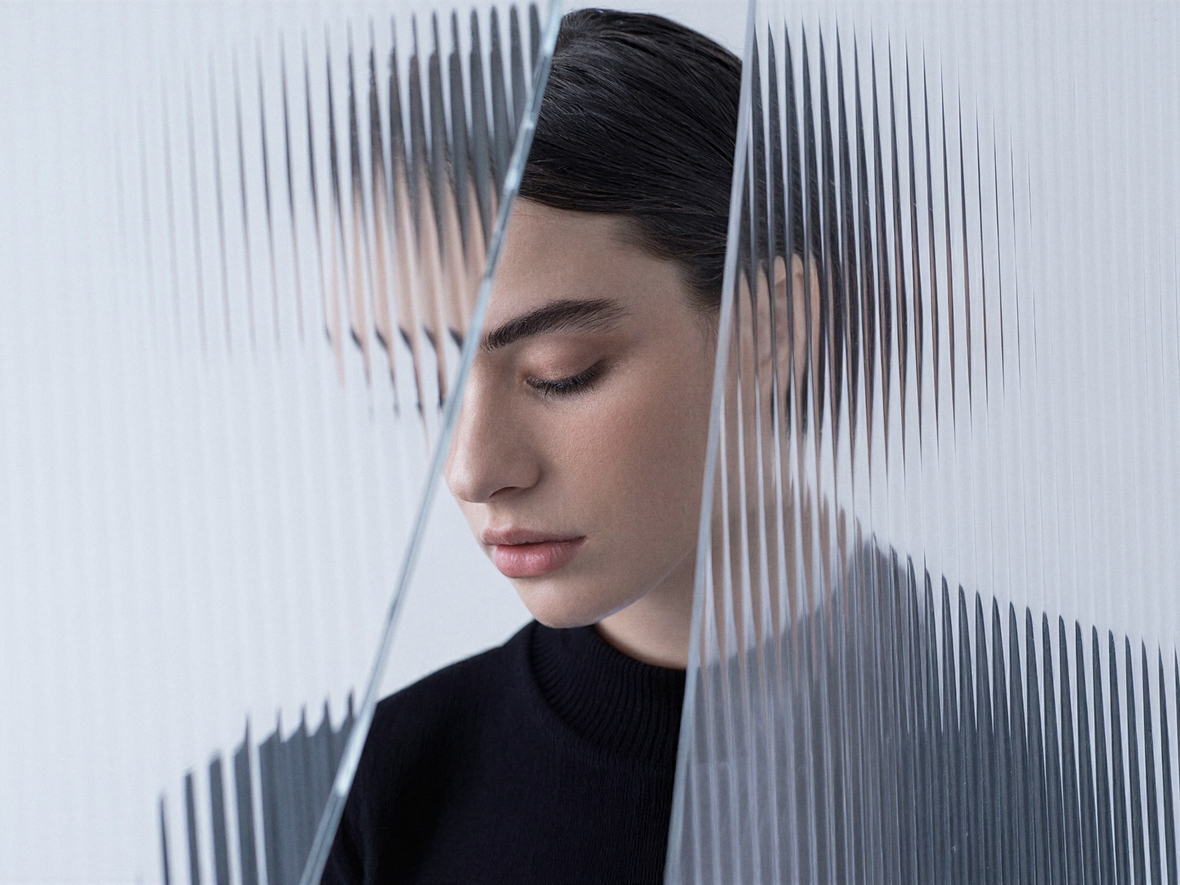 Больше половины россиян скрывают реальные зарплаты: 46% женщин занижают свой доход, 32% мужчин — завышают