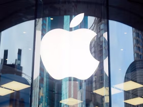 Логотип Apple на стеклянной стене здания