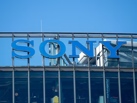 Логотип Sony на крыше стеклянного здания