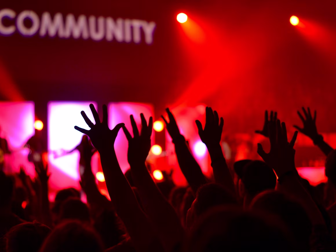 «Люди готовы помогать, в том числе и финансово, если любят бренд». Как работать с комьюнити во время кризиса