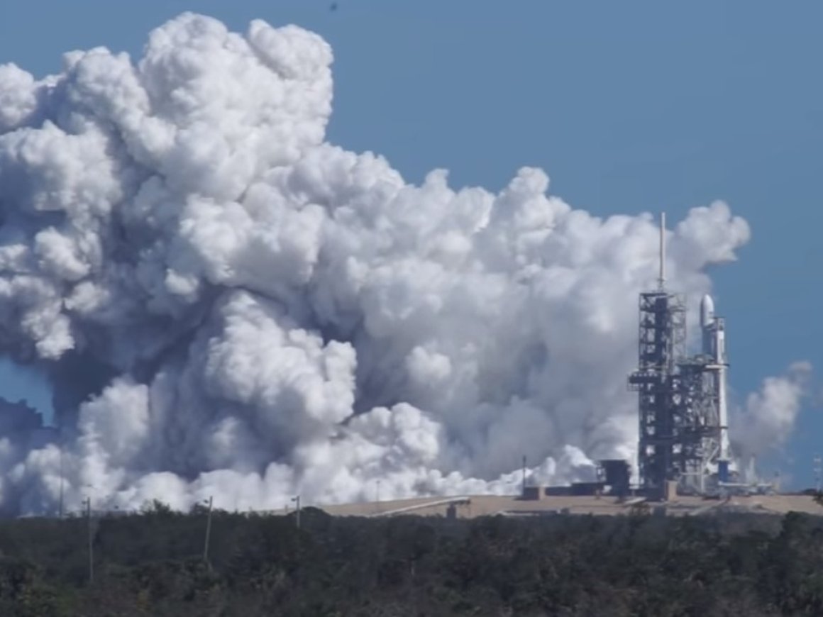 Видео: первое включение всех двигателей «марсианской» ракеты Falcon Heavy