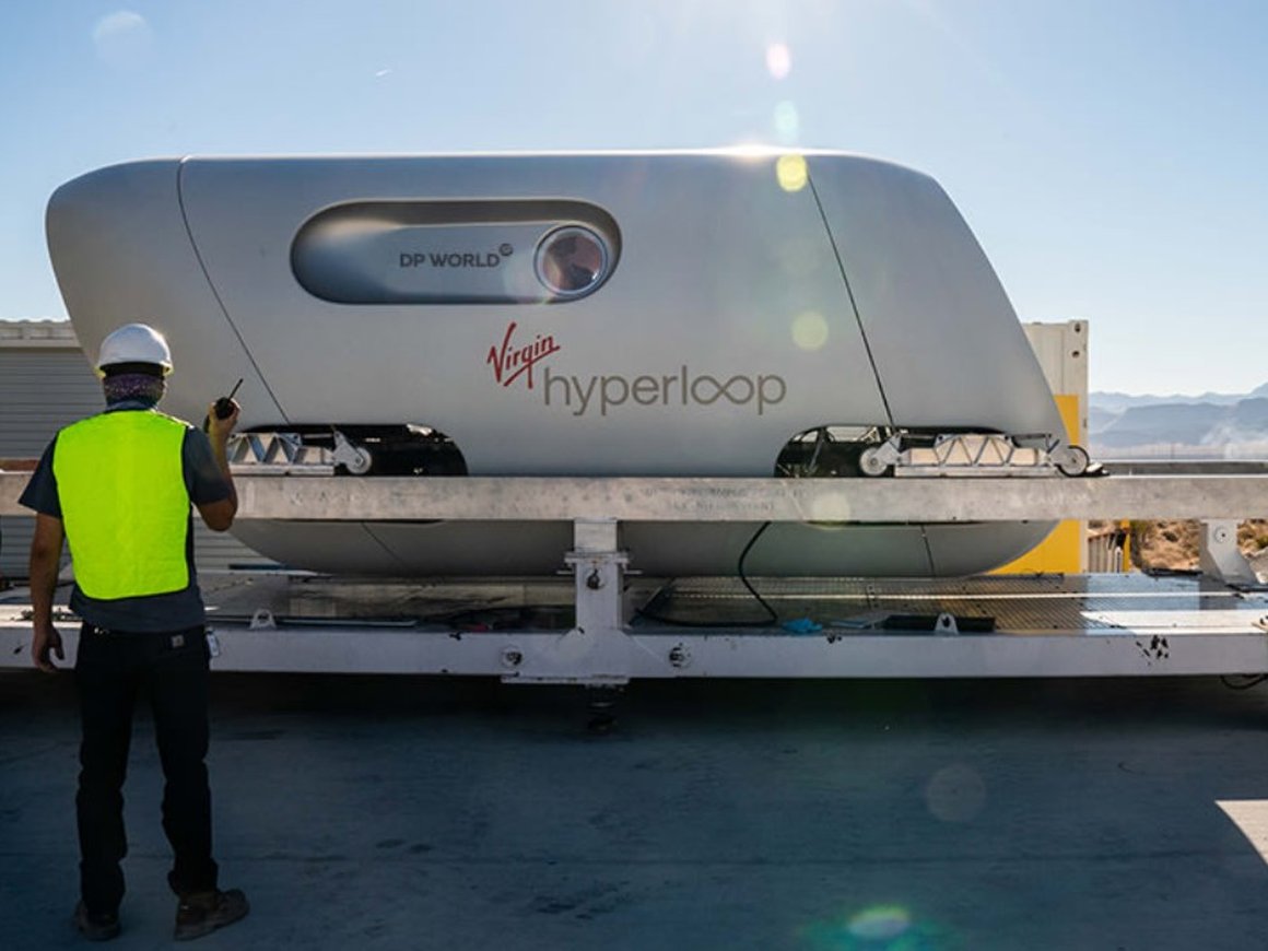 Прототип капсулы Hyperloop Илона Маска впервые испытали с пассажирами на борту