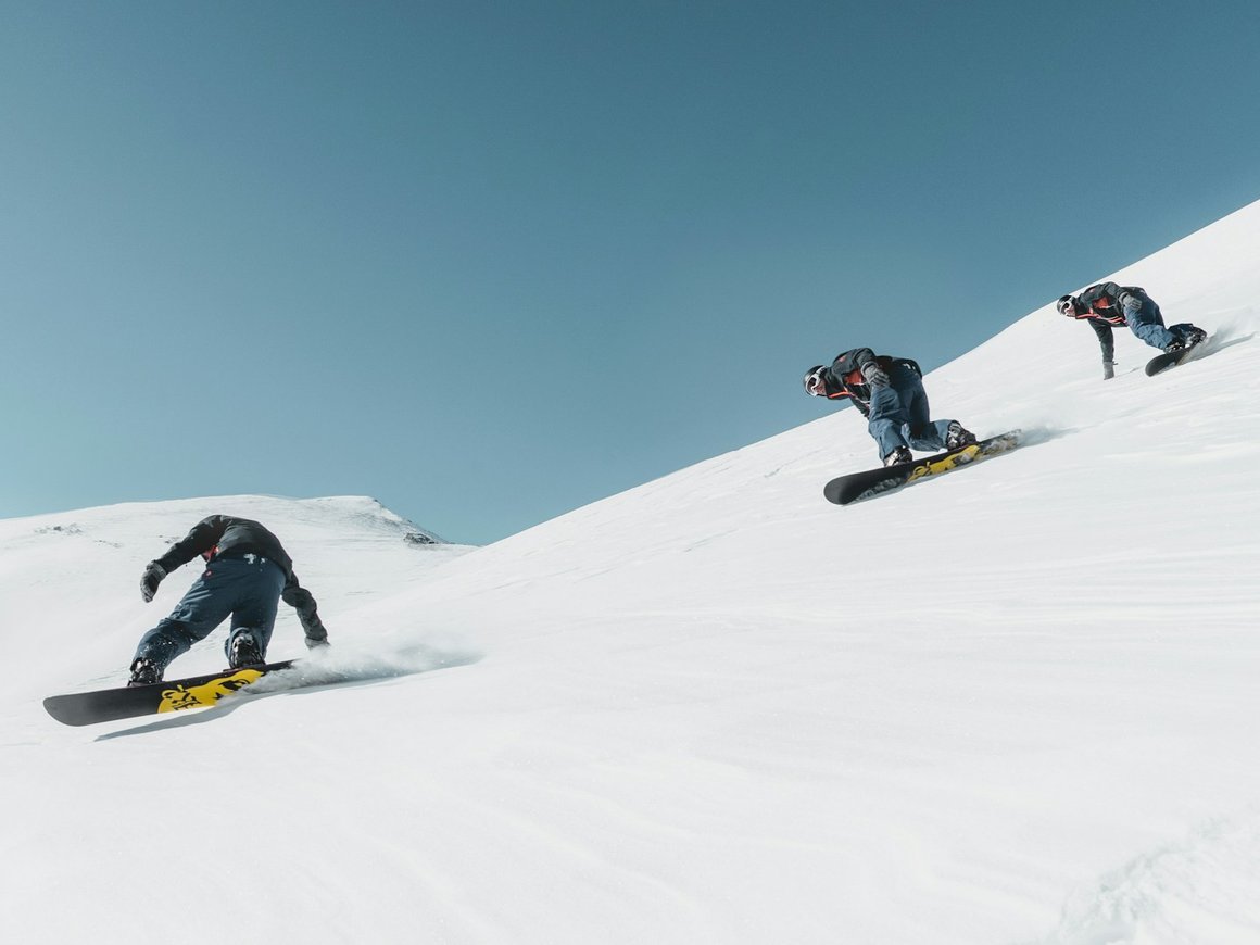 Горнолыжные курорты запасают снег перед теплой зимой
