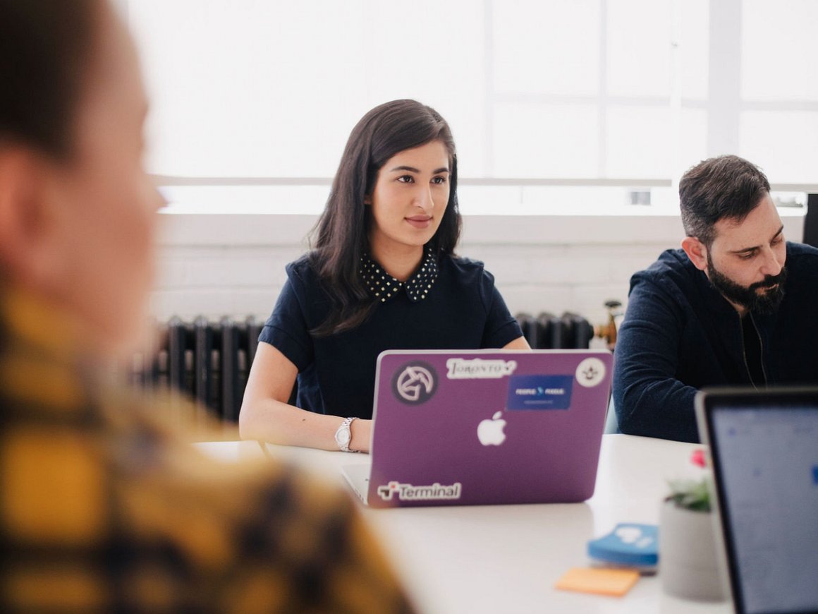 Россияне рассказали, какие привычки коллег больше всего раздражают на работе