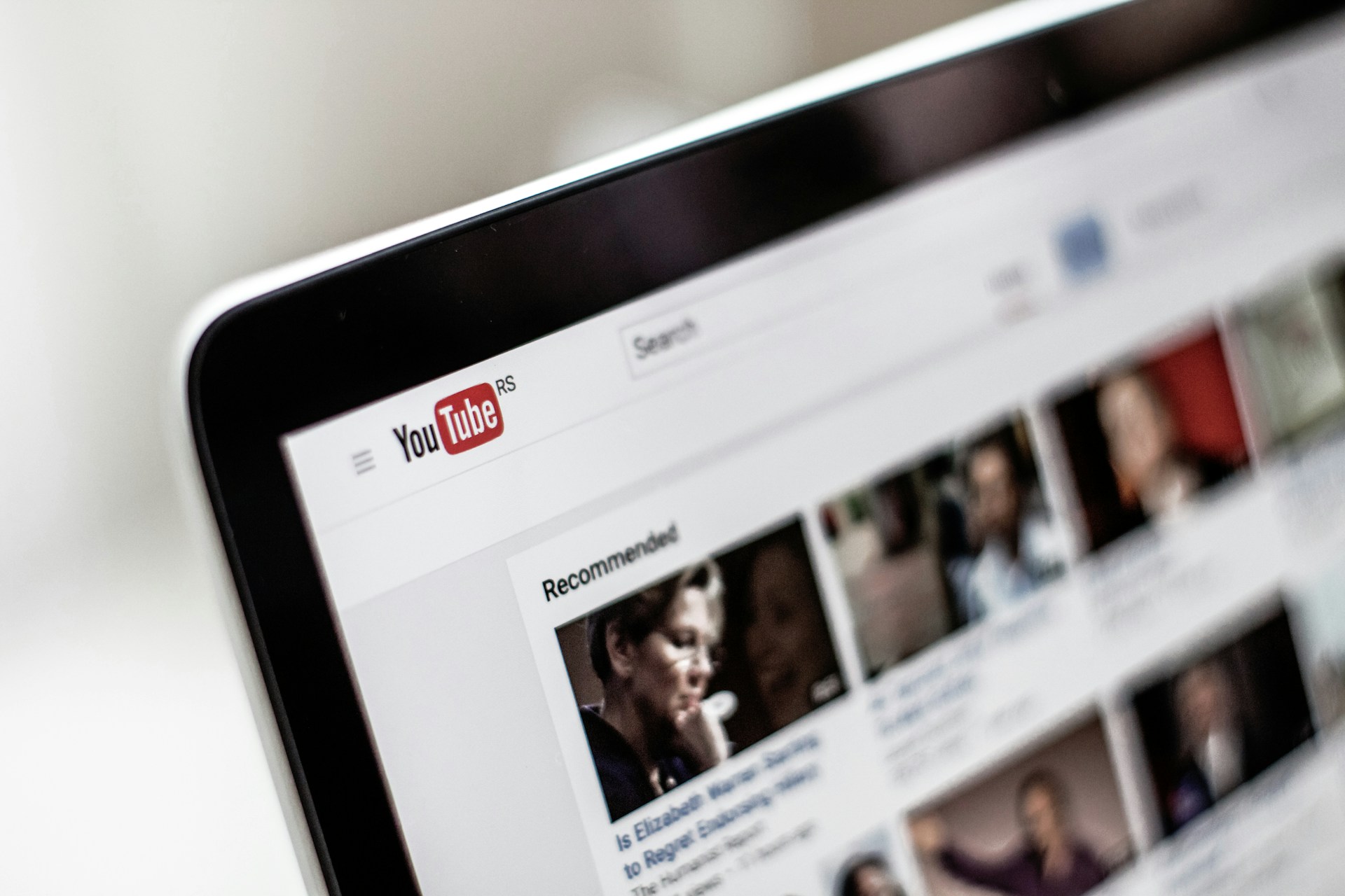 Аудитория YouTube снизилась почти в два раза с момента его замедления