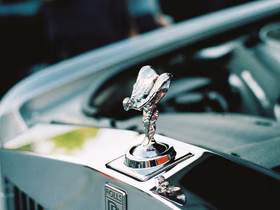 Rolls-Royce уберет с капотов статуэтку с подсветкой