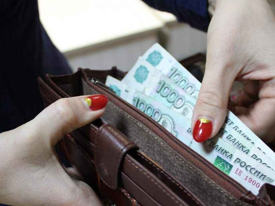 Стало известно, в каких областях россияне зарабатывают больше всего