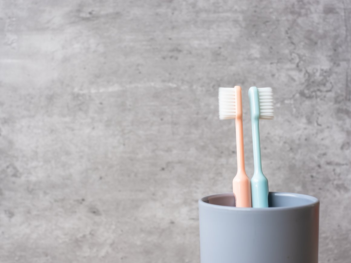 «Подавать зубочистки в ресторанах — это преступление»: как заботиться о зубах в 2024 году