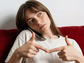 Девушка говорит по телефону