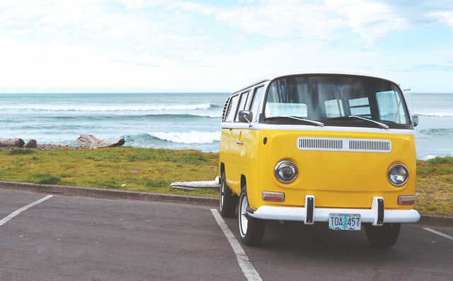 желтый автобус на берегу моря
