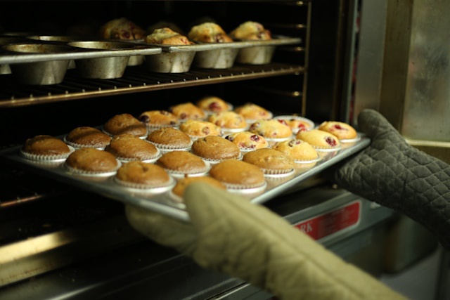 Как получить поддержку малому бизнесу в 2024, сотрудник пекарни достает выпечку из печи, предприятие общественного питания