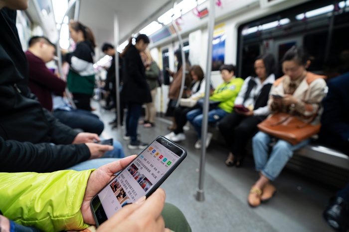 пассажира китайского метро со смартфонами