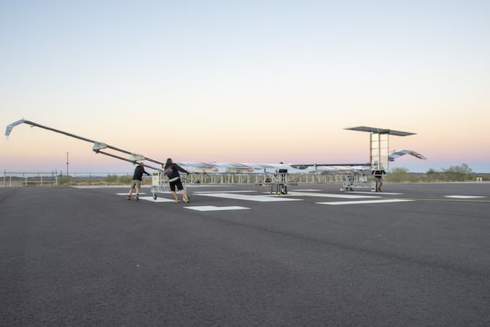 «Это самолет на солнечных батареях, который летает на высоте 18-24 км над Землей, в стратосфере, за пределами регулируемого воздушного пространства», — объясняет Самер Халави, CEO стартапа Aalto, основанного Airbus в 2023 году для создания и производства Zephyr.