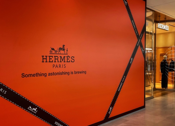логотип Hermes на оранжевом фоне