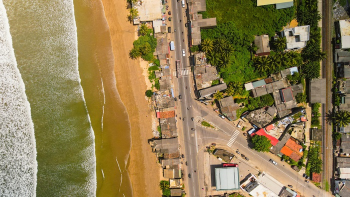 Шри-Ланка, вид на пляж и город с высоты птичьего полета