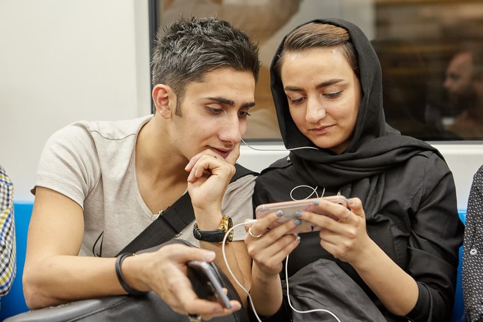интернет в Иране, молодые люди со смартфоном в иранском метро