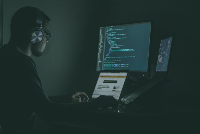 хакер за компьютером, концепция кибербезопасности, веб 3.0
