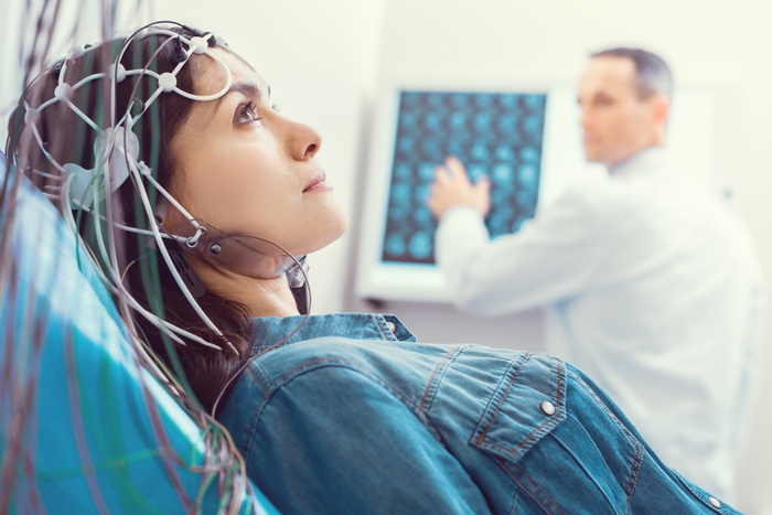 нейротехнологии, женщина в кабинете врача, электроэнцефалограмма