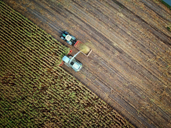 поле вид сверху, тракторы, пахота, обработка почвы