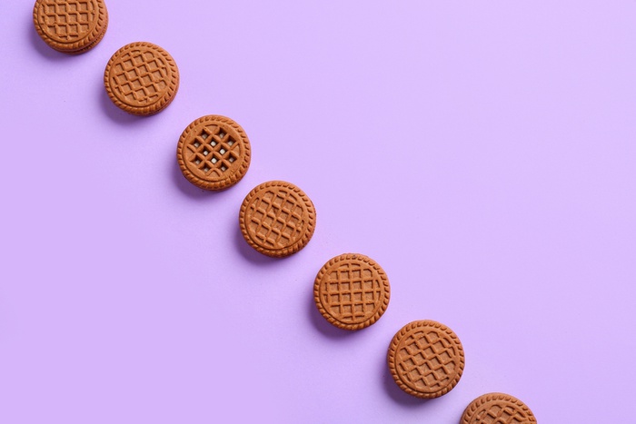 изображения печенья на сиреневом фоне, концепция файлов cookie, куки файлы, cookies
