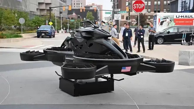 летающий мотоцикл XTURISMO на автосалоне в Детройте
