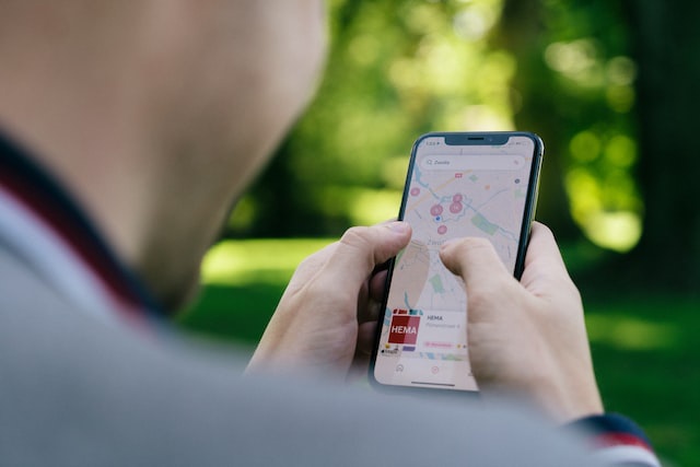 Google Карты, мужчина просматривает карту со смартфона