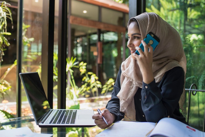 Катар женщины в бизнесе, девушка разговаривает по телефону