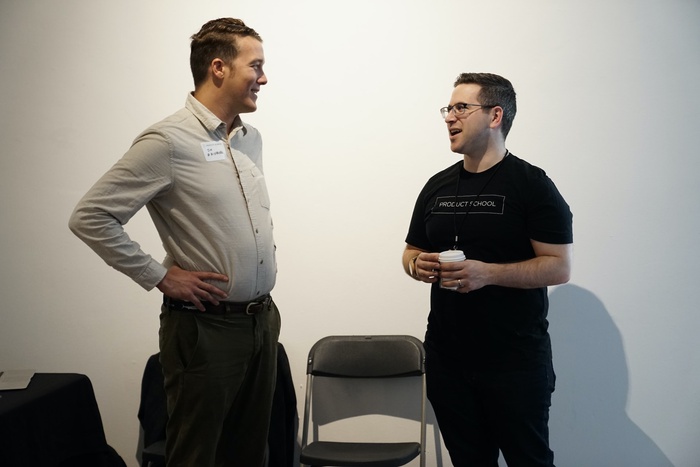разговор двух мужчин, основатели стартапа