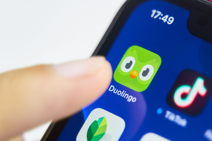 иконка Duolingo на экране смартфона
