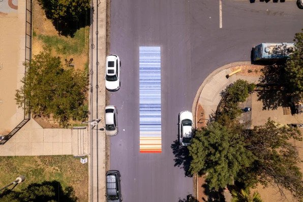 Для борьбы с жарой в Лос-Анджелесе дороги и парковки покрыли светоотражающей краской