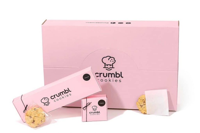 фирменная розовая коробка для печенья Crumbl