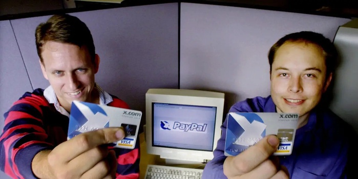 Илон Маск и Питер Тиль, демонстрирующие карты Visa с логотипом X.com. 2000 год
