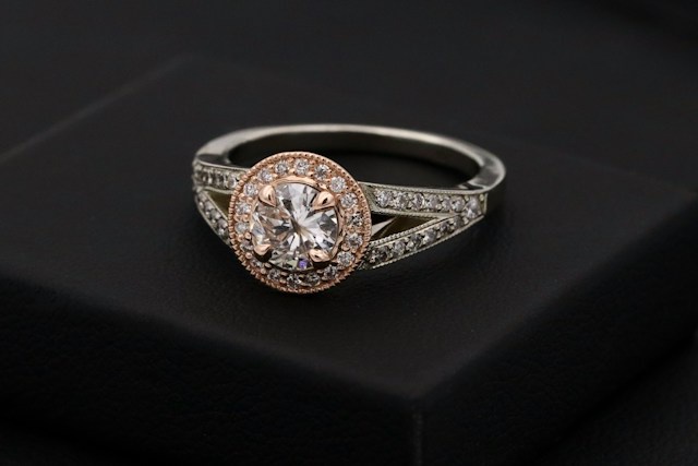 бриллиантовое кольцо на черном фоне